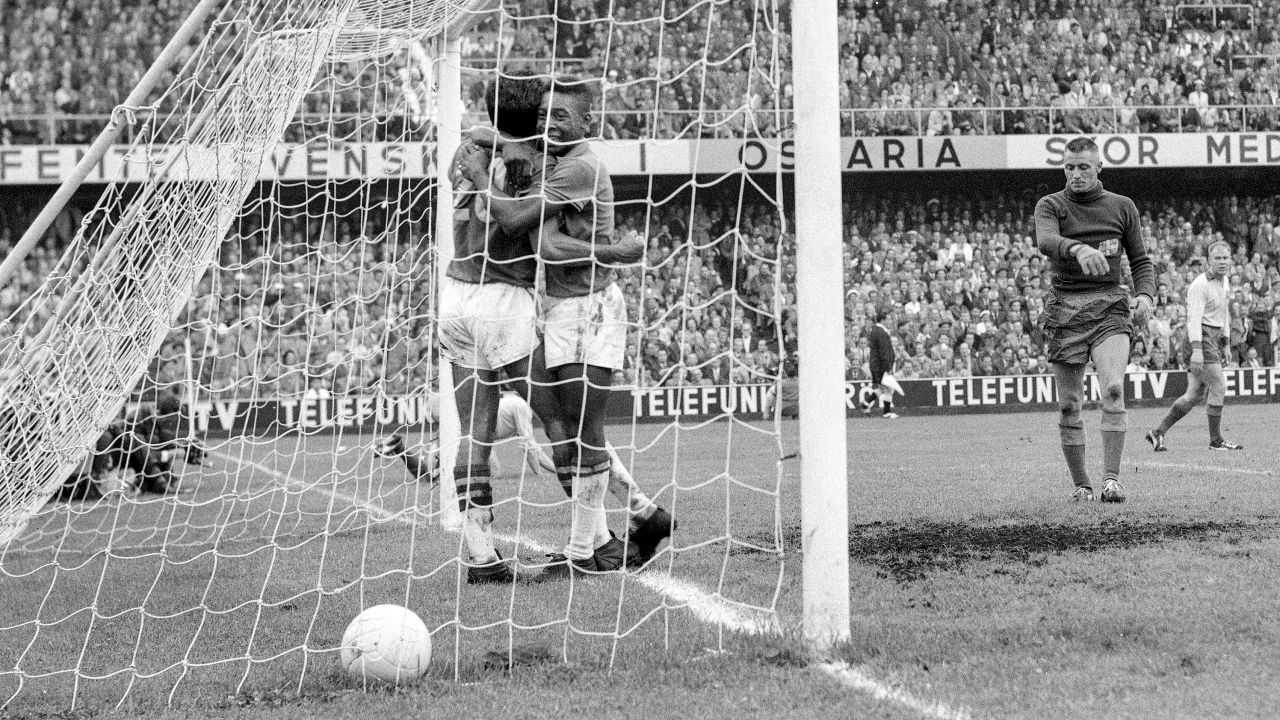 پله پس از زدن گل هم تیمی خود واوا را در آغوش می گیرد تا در فینال جام جهانی 1958 نتیجه 2-1 شود. 